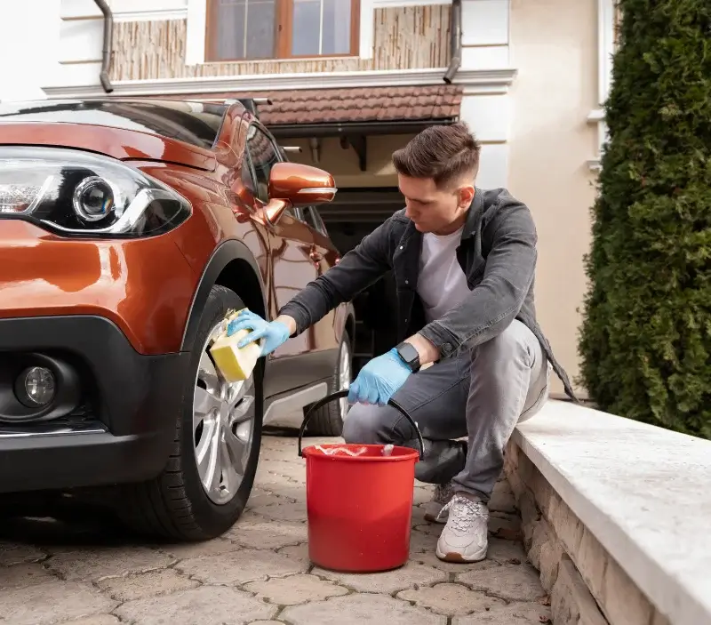 Lavage auto à domicile La Chaize-Giraud : professionnel intervenant sur un véhicule